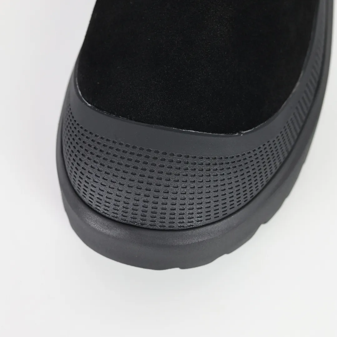 Copy price 💰700 Core recommendation Good price It is a very suitable choice for home furnishings. In recent years, uug has launched a series of styles, which are partial to the preferences of young consumers and have also moved to the forefront of fashion trends. Shoe material: water-repellent coated suede upper, 17mm UGGPURE™ implantable wool insole, lightweight non-slip and comfortable rubber outsole, with brand LOGO and trademark. Comes with a full set of packaging. Size: 35 36 37 38 39 40 41 42 43 44 45